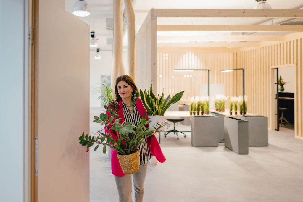 alfaSpace - Anna trägt Pflanzen in den ThinkTank