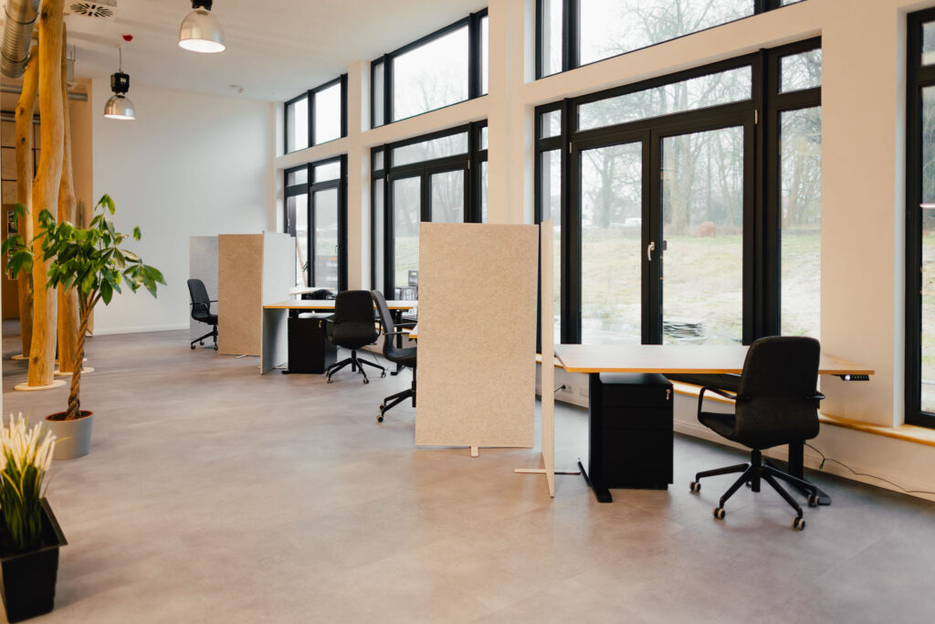 alfaSpace FixDesk Arbeitsplätze am Fenster